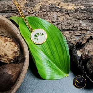Collier drapeau Mavéli de la Réunion en ivoire végétal