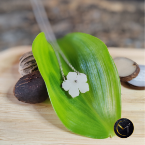 Collier fleur ivoire végétal et acier inoxydable