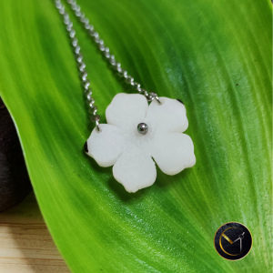 Collier fleur ivoire végétal et acier inoxydable