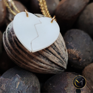 Collier coeur sécable en ivoire végétal et acier inoxydable