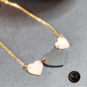 Collier trilogie de cœur en bois d'ébène et ivoire végétal
