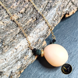 collier de graine de latanier naturelle et roches volcaniques