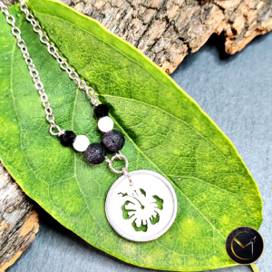 Bracelet breloque hibiscus en ivoire végétal, pierre de lave obsidienne et acier inoxydable