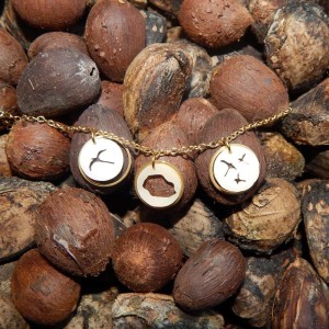 Bracelet breloques, paille-en-queue, île de la Réunion, palmier ivoire végétal et acier inoxydable
