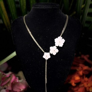 collier fleurs en ivoire végétal et acier inoxydable