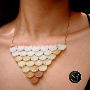 Collier plastron en ivoire végétal dégradé naturel, acier inoxydable