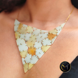 Collier plastron asymétrique en ivoire végétal, acier inoxydable, gold filled
