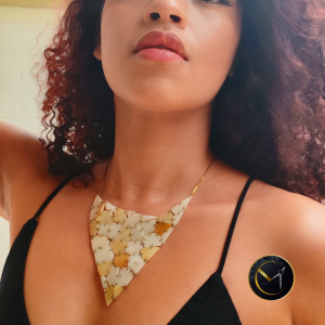 Collier plastron asymétrique en ivoire végétal, acier inoxydable, gold filled