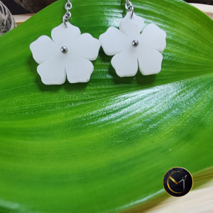 Boucles d'oreilles, fleur, ivoire végétal et acier inoxydable.