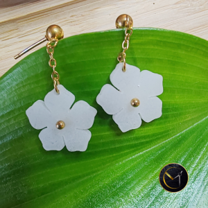 Boucles d'oreilles, fleur, ivoire végétal et acier inoxydable.