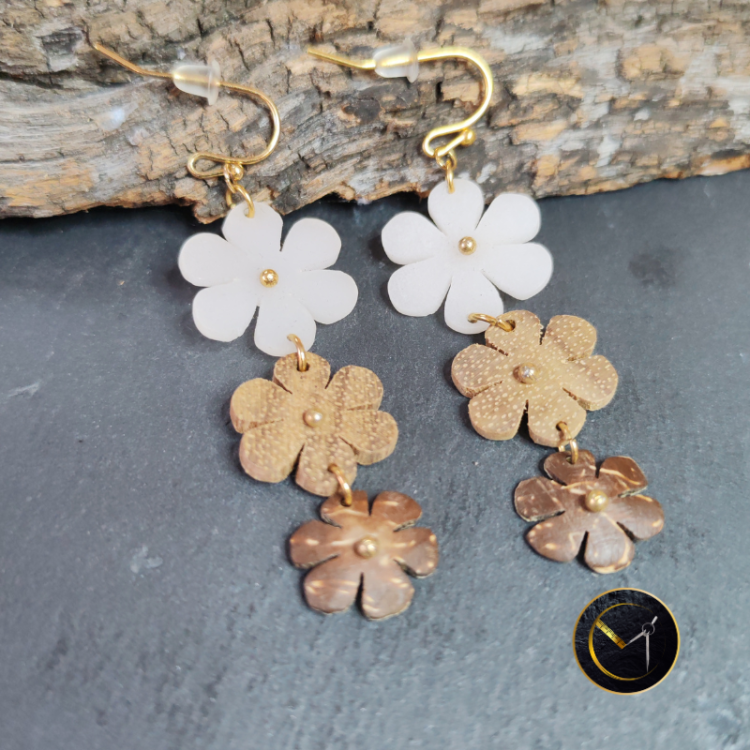 Boucles d'oreilles, marguerites, ivoire végétal, bois de tamarin, coque de coco et acier inoxydable Boucles d'oreilles, marguerites, ivoire végétal, bois de tamarin, coque de coco et acier inoxydable