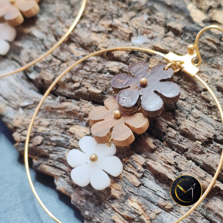 Boucles d'oreilles créoles marguerites en ivoire végétal, bois de tamarin coque de coco et acier inoxydable Boucles d'oreilles créoles marguerites en ivoire végétal, bois de tamarin coque de coco et acier inoxydable