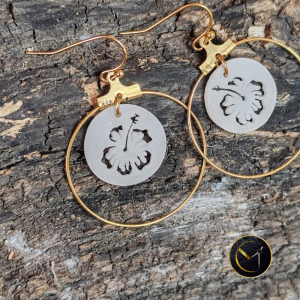 Boucles d'oreilles créoles hibiscus en ivoire végétal et acier inoxydable