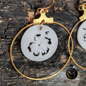 Boucles d'oreilles créoles hibiscus en ivoire végétal et acier inoxydable
