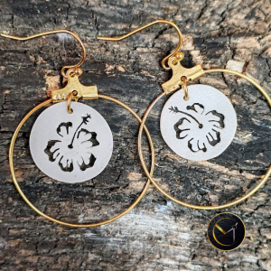 Boucles d'oreilles créoles hibiscus en ivoire végétal et acier inoxydable