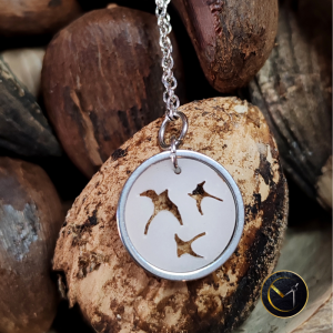 Collier unique symbolique oiseau paille en queue